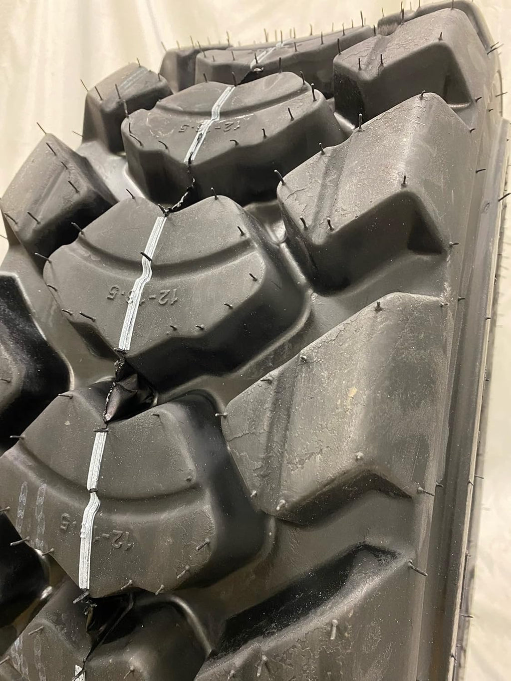 10-16.5 Skid Steer Tires 12 Ply I2535
