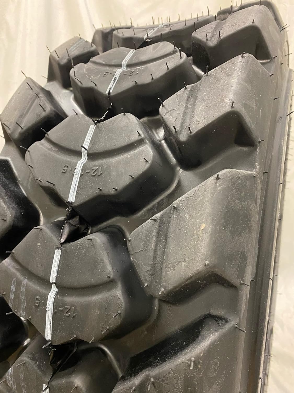 10-16.5 Skid Steer Tires 12 Ply I2535